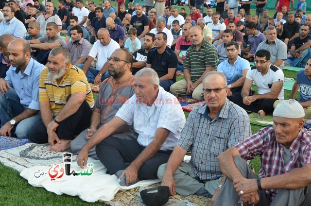 فيديو : المئات يؤدون صلاة عيد الأضحى والرئيس عادل بدير والأهالي يتصافحون ويهنئون ويعم السرور كل الحضور